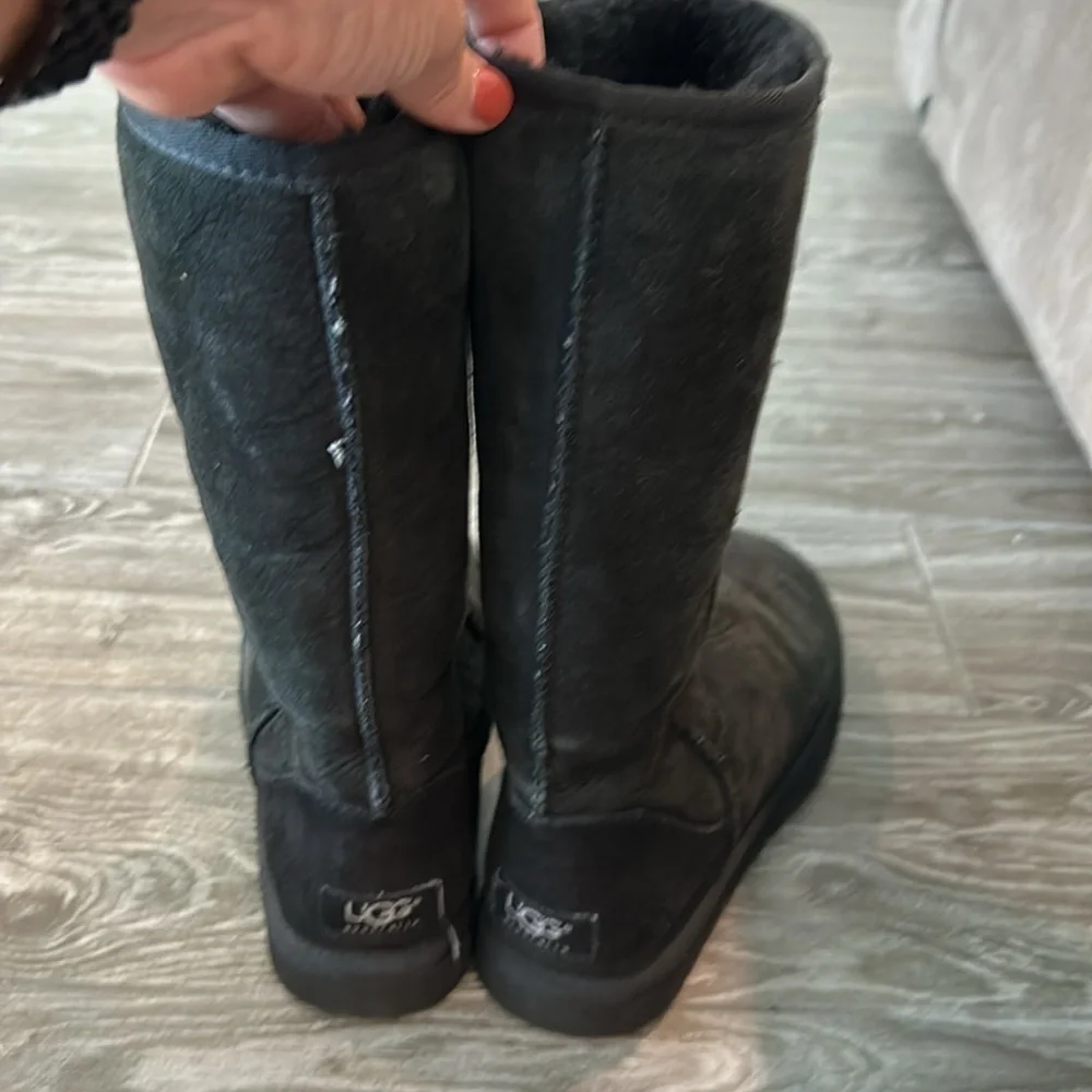 UGG euc black